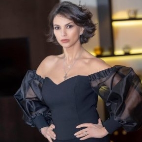 A trecut pragul celor 50 de ani, dar nu-i dai deloc vârsta din buletin. Cum reușește Ramona Bădescu să se mențină în formă