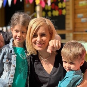 Ce familie frumoasă are Simona Gherghe! Este incredibil cât de repede și frumos au crescut copiii săi