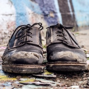 Profesorul venea zilnic la școală cu pantofii uzați, dar nu i-a păsat, pentru că voia să fie alături de elevii lui. Copiii i-au făcut un cadou special
