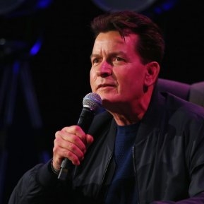 Charlie Sheen și-a pus sufletul pe tavă. A vorbit mai sincer ca oricând despre viața lui după ce a fost diagnosticat cu SIDA