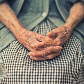 Un bărbat ignoră ultima dorință a bunicii muribunde și dispare fără urmă. A avut parte de o „surpriză" care l-a făcut să se căiască