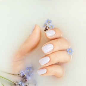 Milk Nails: trendul în manichiură luat cu asalt de vedetele din lumea întreagă