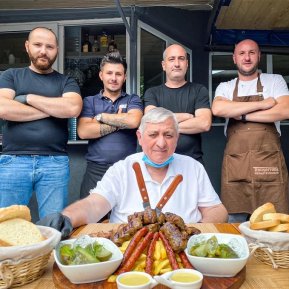 Sandu Cocoșatu a făcut senzație la televizor! Cât costă mititeii care l-au făcut celebru în România și nu numai