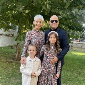 Ce familie frumoasă are Giulia Anghelescu! Vedeta trăiește fericită de aproape 16 ani alături de alesul inimii