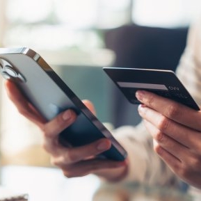 10 situații în care nu ar trebui să plătești folosind cardul de credit