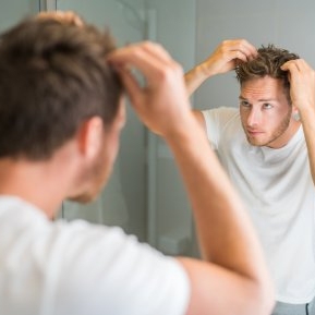 Mătreața la bărbați: cauze, simptome și remedii