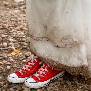 O femeie și-a ars rochia de mireasă după ce a divorțat de soțul ei