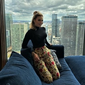 Are aproape 50 de ani, dar este ca trasă prin inel! Cum reușește Adina Buzatu să se mențină într-o formă de invidiat