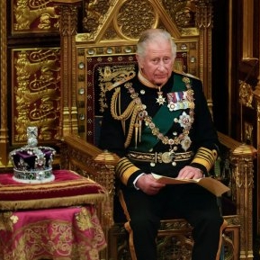 Regele Charles va purta robele bunicului său la încoronare. Ce ținută a pregătit Camilla, viitoarea regină consoartă