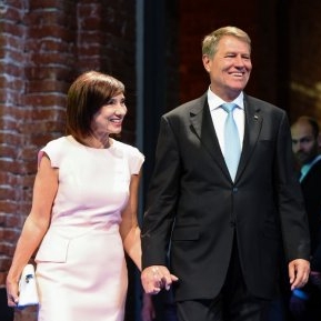 Cătălin Botezatu i-a criticat dur pe soții Iohannis pentru ținutele alese la încoronarea regelui Charles! "Nu punem un lănțișor cu cruciuliță.”