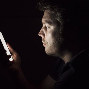 Un bărbat din Ilfov a reușit să strângă peste 100.000 de euro prin metoda "Tinder Swindler". Cum își păcălea "victimele"