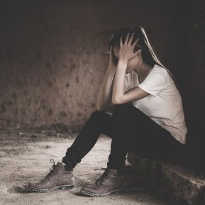 Drama unei adolescente de 16 ani din Filiași. Caută prin gunoaie pentru a găsi de mâncare
