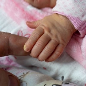 O fetiță de un an și șase luni din Botoșani a ajuns la urgențe după ce a băut benzină