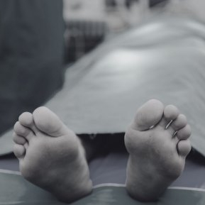 O femeie de 66 de ani a fost găsită în viață, în drum spre morgă, la scurt timp după ce a fost declarată moartă