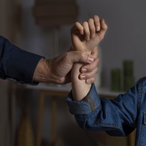 Cifre alarmante! Peste 4.500 cazuri lunare de violență domestică în România. Ce ne sfătuiește psihologul