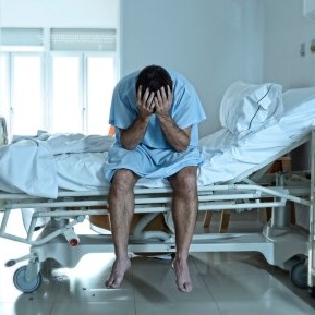Un bărbat s-a trezit din comă după 19 ani și a aflat ca soția și copilul său au ajuns în stradă, după ce au fost îndepărtate de familie