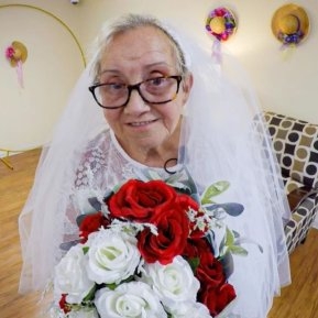 O femeie de 77 de ani s-a căsătorit cu ea însăși! „Am fost doar eu cu mine timp de 40 de ani și nu am avut nevoie de nimeni altcineva"