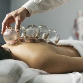 Terapia străveche de vindecare pe care o urmează nume mari de peste hotar. Ce spun medicii despre aceasta