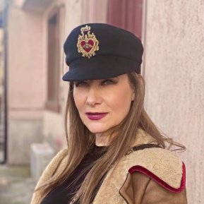 Povestea de viață a inegalabilei Romanița Iovan, modelul care a trecut de cealaltă parte a baricadei, devenind un designer de succes