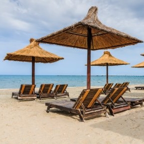 Cât costă un șezlong pe litoralul Românesc în minivacanța de Rusalii