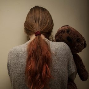 O fetiță de 12 ani ar fi fost vândută de mama ei! Reacția dură a Gabrielei Firea: "Este șocant gestul făcut de o familie de români stabilită în Spania"