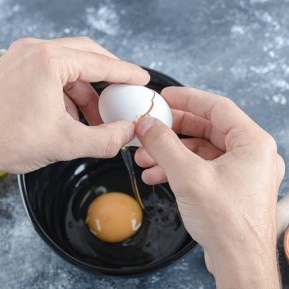 Cum să spargi corect ouăle ca să nu te îmbolnăvești. Mulți procedează greșit