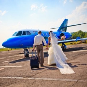 Schimbarea numelui după căsătorie: află în ce condiții mai poți călători în străinătate cu actele pe numele anterior