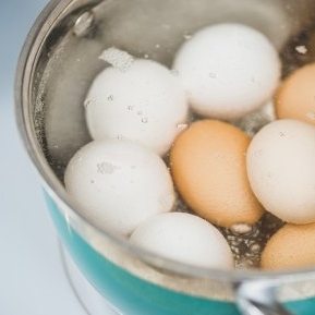 Truc util, știut de puțini: de ce să fierbi ouăle în apă minerală