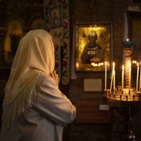 De ce femeile nu au voie să intre în Altarul bisericilor ortodoxe