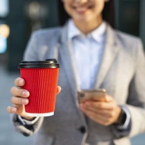 Riscul la care te expui zilnic! Ce se întâmplă în organism dacă bei cafea din pahare de plastic?