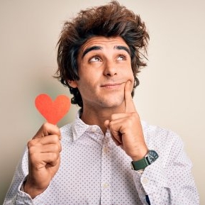 Superstiții din popor care-ți arată că un bărbat se gândește intens la tine
