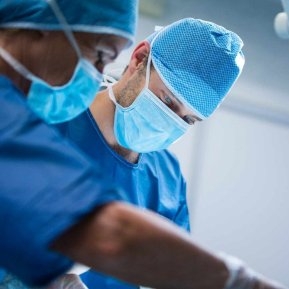 Medicii din România "lovesc" din nou! O femeie a fost operată de hernie, deși era însărcinată