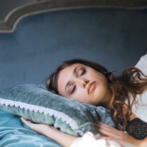 Etapele somnului: ce se întâmplă în corpul tău în fiecare perioadă