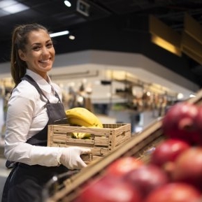 Cât câștigă un lucrător comercial în România? Ce salarii au oamenii care pun produsele la raft și nu numai