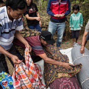 Ritualul ieșit din comun care a cutremurat lumea! Indonezienii își dezgroapă, spală și plimbă morții o dată la trei ani