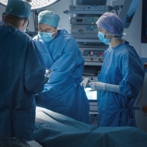 O femeie din Iași a primit o nouă șansă la viață. Medicii Spitalului de Neurochirurgie au operat-o cu succes, extirpând o tumoare de 20 de centimetri
