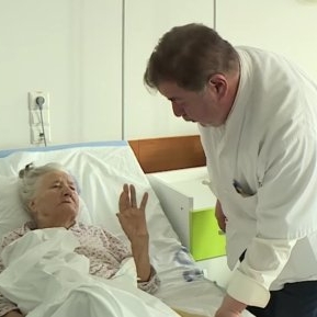O femeie de 100 de ani a fost operată cu succes la Craiova! „Să operezi o pacientă care are 100 de ani și 9 luni, a fost o provocare"
