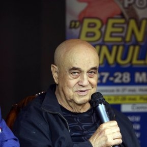 Benone Sinulescu a știut din copilărie că va fi un mare artist și a muncit pentru a-și împlini visul. Povestea lui este de-a dreptul impresionantă