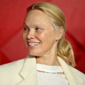 Pamela Anderson s-a obișnuit să apară în public fără pic de machiaj. Ce mesaj puternic și emoționant are gestul ei