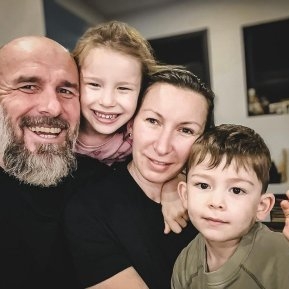 Cătălin Zmărăndescu este complet schimbat. S-a mutat la țară și a găsit credința în Dumnezeu