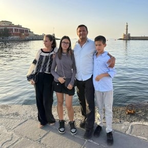 Cine este femeia care-i stă alături lui Daniel Buzdugan de mai bine de 30 de ani. Poze rare în tandrețuri cu femeia care i-a dăruit 2 copii