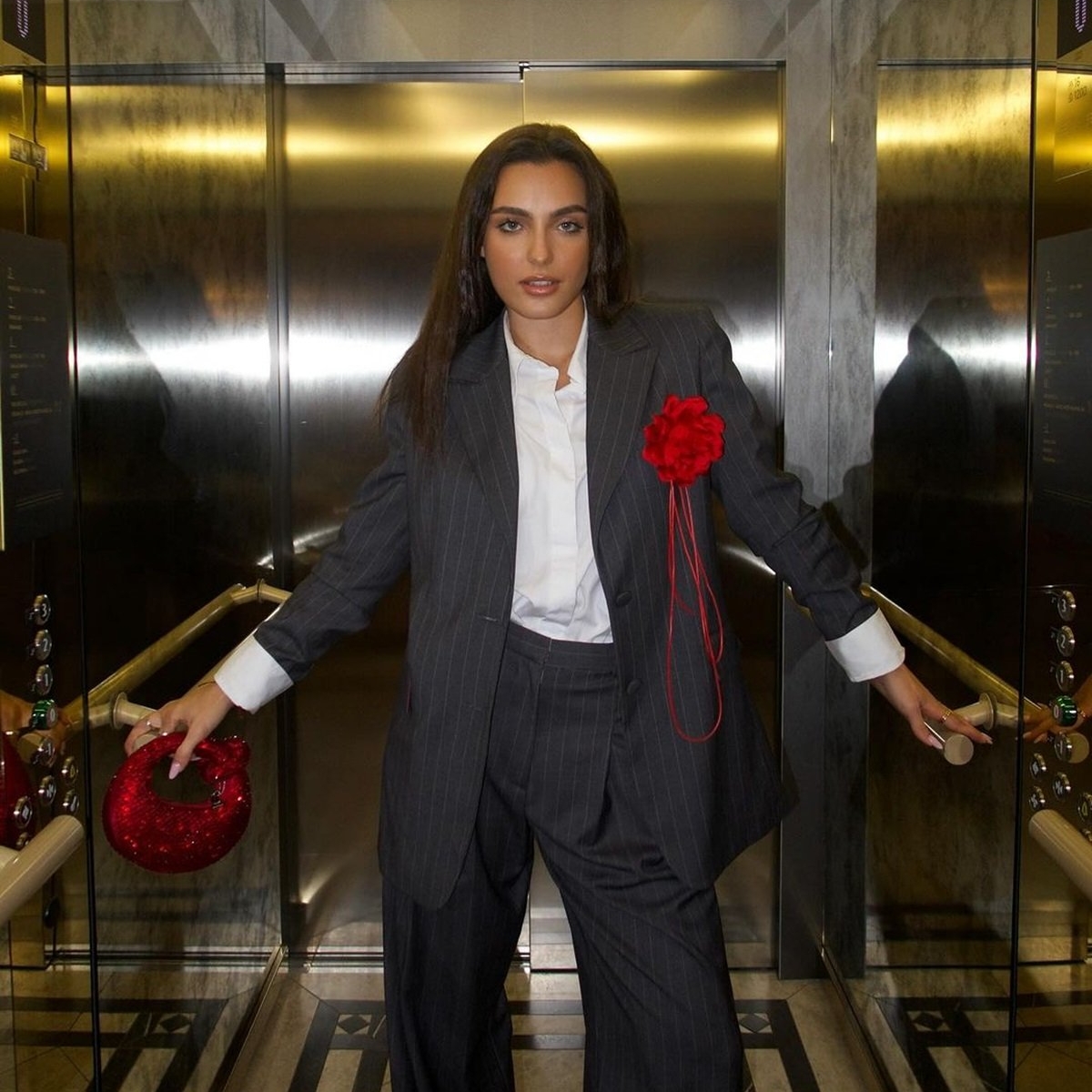 Alexia Eram, apariție răvășitoare alături de cel mai râvnit actor din seria fenomen "Emily in Paris"