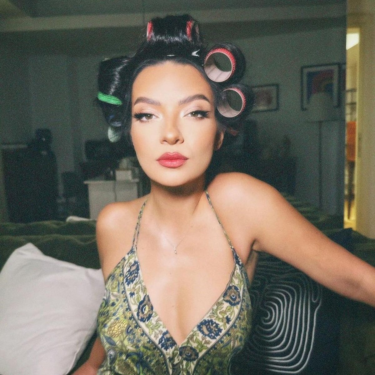 Anca Dinicu și-a etalat burtica de gravidă într-o ședință foto provocatoare. A pozat sexy alături de tatăl copilului