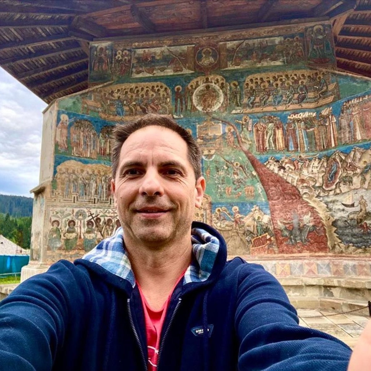 Dan Negru, reacție acidă la adresa celor ce-i critică credința. "Sunt pupător de moaște"