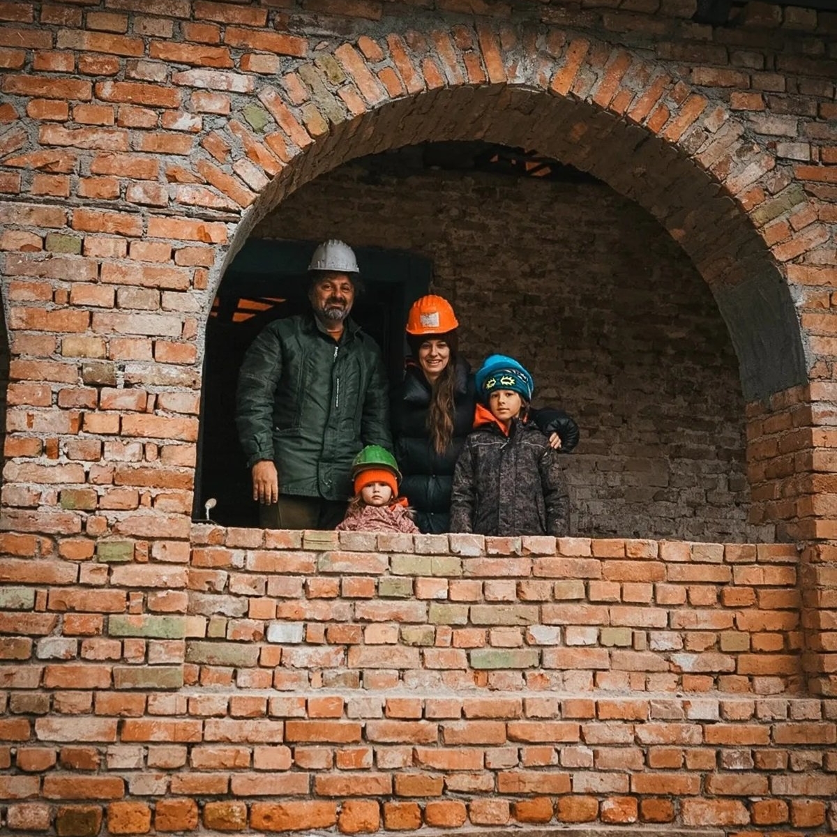 Dana Rogoz este în culmea fericirii! A dormit pentru prima dată cu familia în casa lor de la Viscri. "Nu pot să vă descriu ce sentiment"