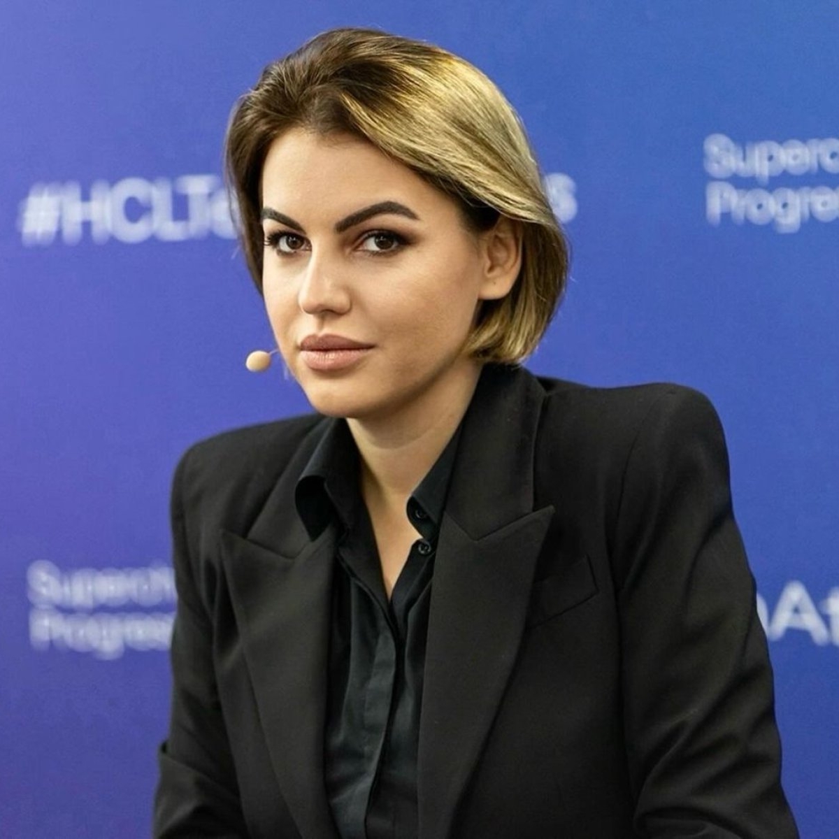 Romina Gingașu, o nouă apariție de senzație în online. Sacou bărbătesc, cizme peste genunchi și ciorapi din dantelă