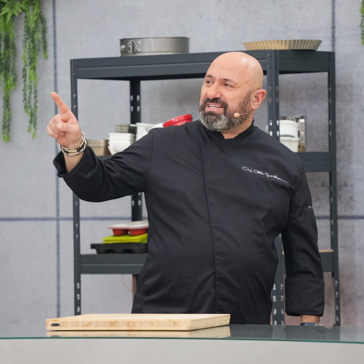Chef Scărlătescu a crescut singur, fără părinți. A rămas fără tată la trei ani și fără mamă la 11 ani