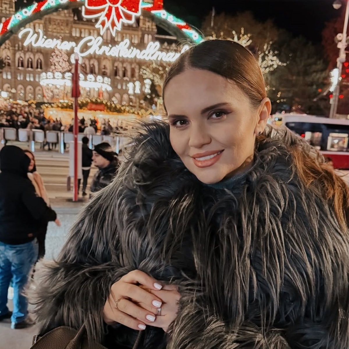 Cristina Șișcanu a fost dată afară de la Metropola TV? Vedeta s-ar afla în plin scandal cu trustul după ce emisiunea ei a fost scoasă din grilă