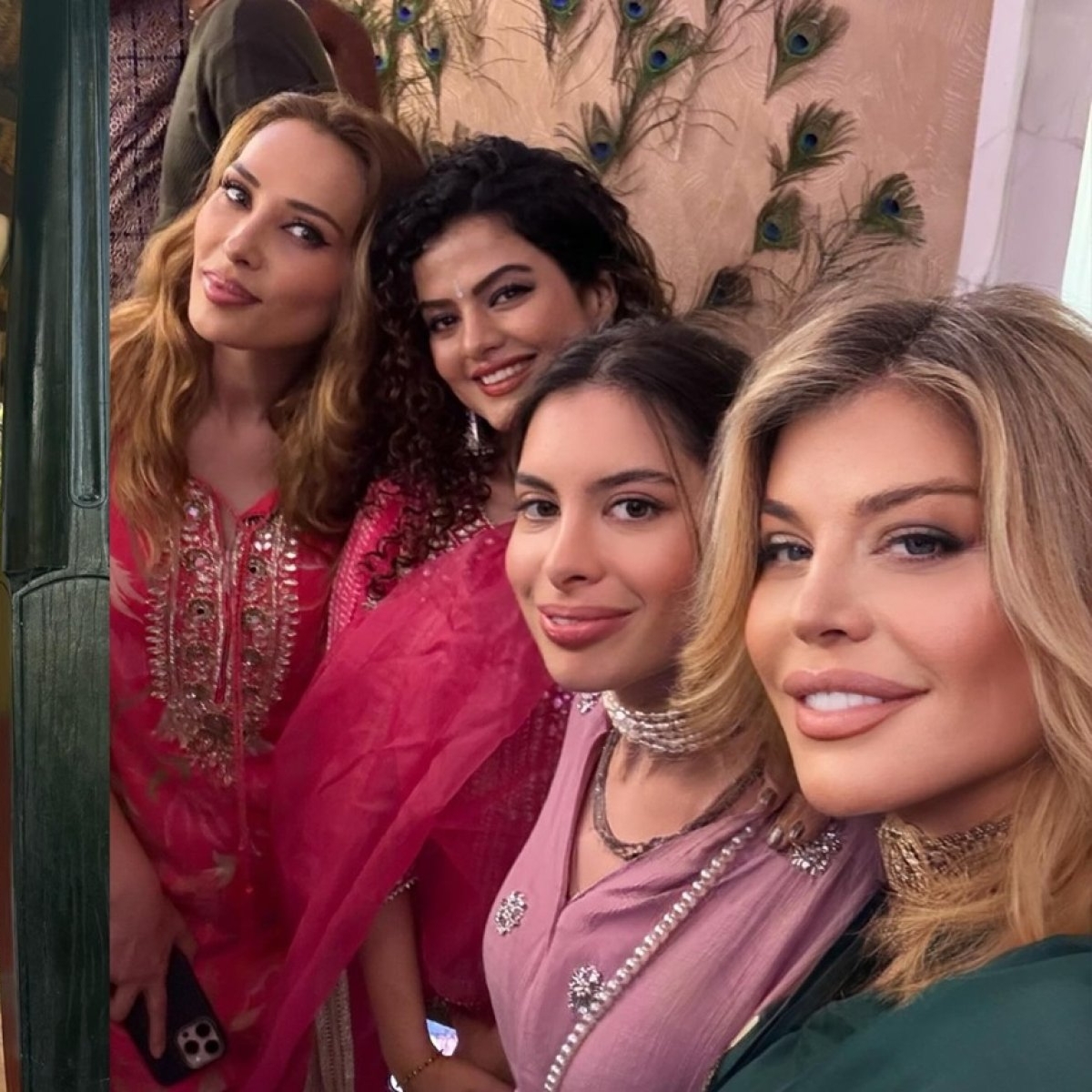 Loredana, vacanță exotică în India alături de fiica ei și Iulia Vântur. Oamenii au criticat-o din nou că și-a modificat exagerat pozele