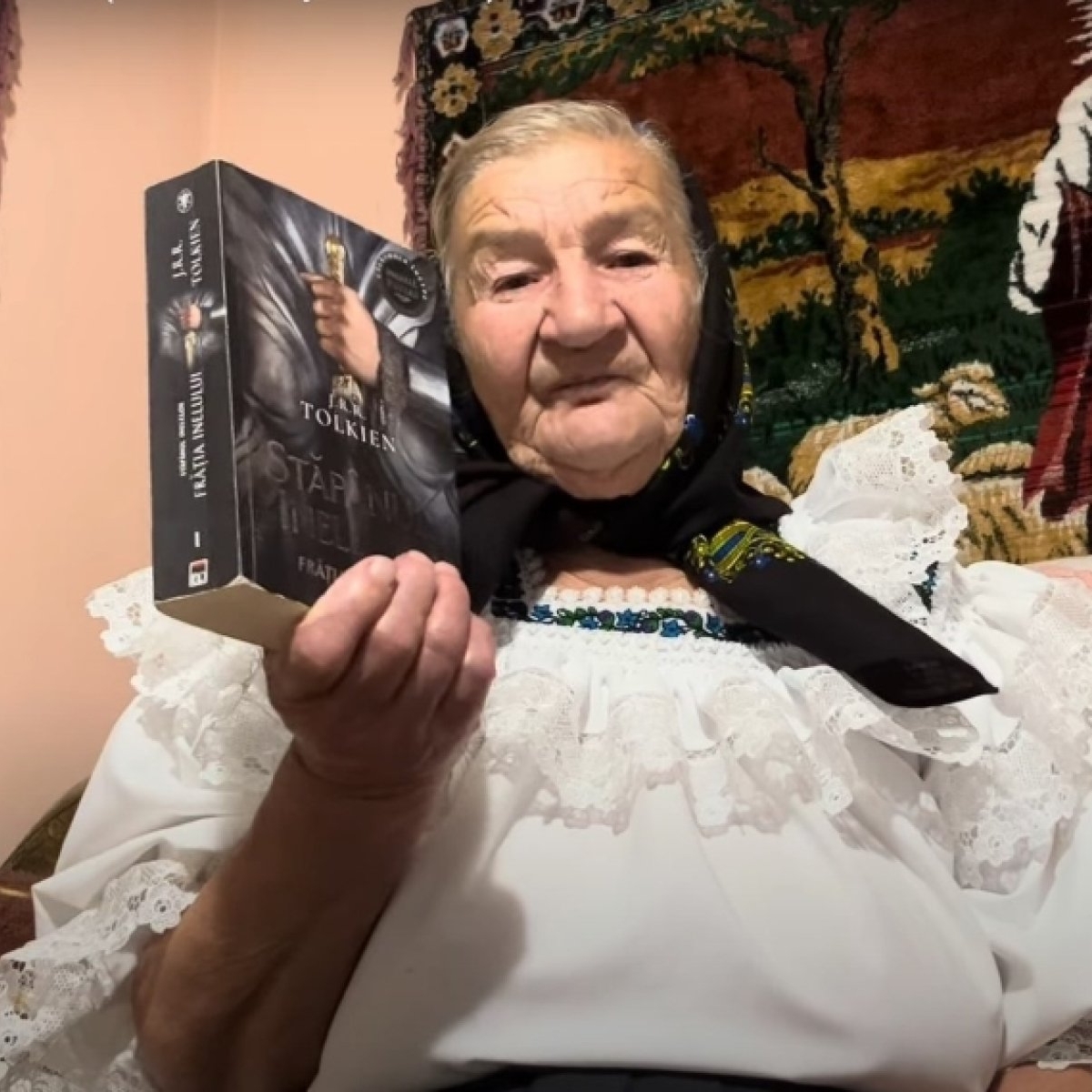 Tanti Ileana nu lasă cartea din mână nici la 84 de ani. Povestea bunicuței însetate de lectură din Maramureș